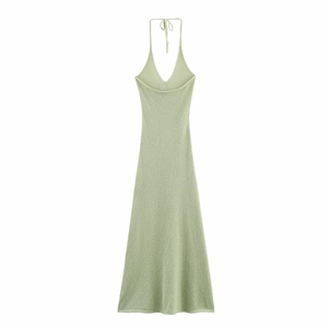 Gros plan de la robe licou en maille vert clair montrant le col en V et la texture