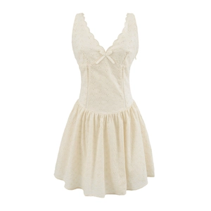 Robe courte blanche style français en broderie anglaise avec col V et nœud