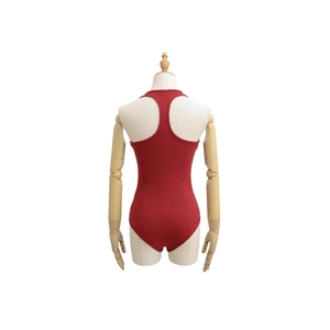 Body ajusté bordeaux avec dos nageur et texture côtelée pour femme, présenté sur mannequin