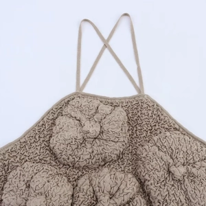 Haut licou chic en maille marron clair avec fleurs 3D et bretelles croisées