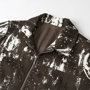 Detail der bedruckten Jacke mit Reverskragen, Metallreißverschluss und braunem Abstract-Muster