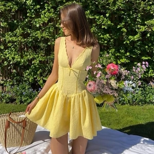 Robe sans manches jaune clair style français avec décolleté en V profond et bord ondulé