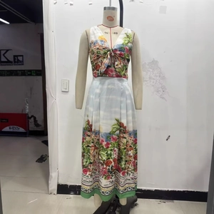 Ensemble deux pièces imprimé tropical avec haut court noué et jupe longue plissée taille haute