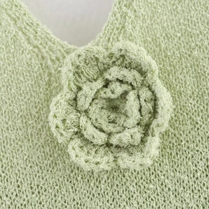 Haut en maille vert clair pour femme avec grande fleur et texture crochetée