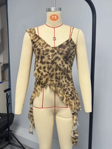 Détail des volants multicouches et motif léopard sur le caraco à coupe asymétrique