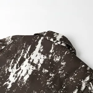 Detailansicht der braunen Print-Jacke mit Fokus auf Kragenstruktur und Canvas-Stoff