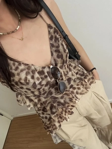 Détail du caraco à imprimé léopard avec volants superposés et décolleté en V chic