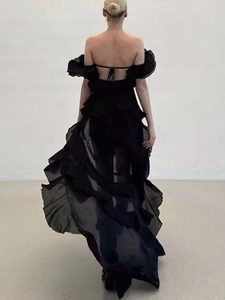 Détail de la robe noire bustier dos nu avec ourlet à volants superposés et laçage