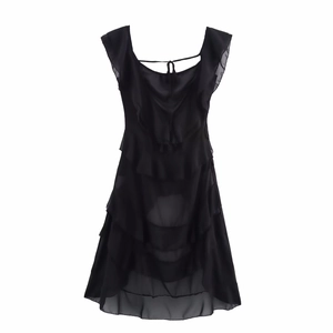 Gros plan sur une robe noire sans manches élégante avec des volants en mousseline
