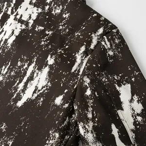 Detailansicht der dunkelbraun-weißen Marmordruck-Jacke mit präzisen Nähten am Stoff