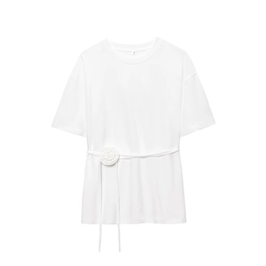 T-shirt blanc à manches courtes avec col rond et ceinture à rose en tissu faite main