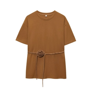 T-shirt femme marron caramel à manches courtes avec rose 3D faite main et lien taille