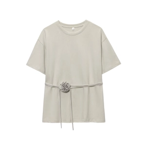 T-shirt gris clair à manches courtes avec rose en tissu faite main et lien à la taille