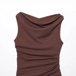 Braunes ärmelloses Kleid mit elegantem Wasserfallausschnitt und seitlicher Raffung auf Weiß