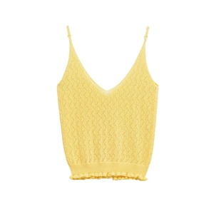 Détail d'un caraco en maille jaune avec col en V, motif ajouré et ourlet à volants
