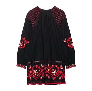 Broderie détaillée sur les manches et l'ourlet de cette robe noire à manches longues