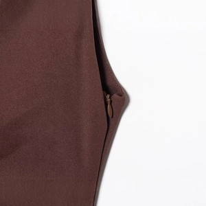 Französisches dunkelbraunes Kleid mit seitlichem Reißverschluss und Strukturstoff