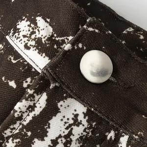 Detailansicht der Metallknöpfe und Köpergewebe-Textur für das bedruckte Frühlingsset