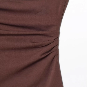 Französisches Kleid in Dunkelbraun mit eleganten Seitenfalten und mattem Stoff-Finish