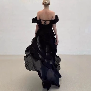 Élégante robe noire à épaules dénudées et dos nu avec volants étagés et coupe fluide