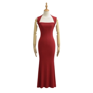 Abito lungo attillato in maglia a coste rosso scuro con scollo a barca sexy