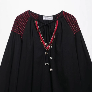 Robe ethnique noire à manches longues avec broderie rouge et détails de coquillages