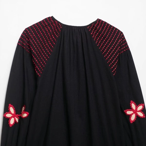 Tunique noire bohème à manches longues avec broderie florale rouge aux manches
