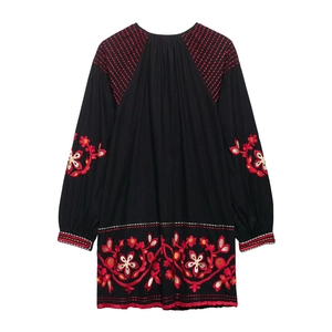 Robe midi noire à manches longues avec broderies florales rouge et or et bord festonné