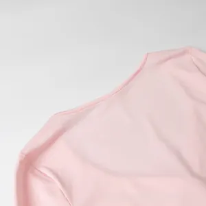 Détail de robe en maille rose clair montrant les coutures de l'encolure et la texture