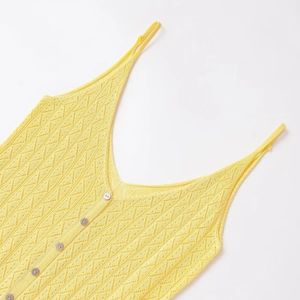 Camisole tricotée jaune citron avec col en V profond, boutons et motif ajouré en losange