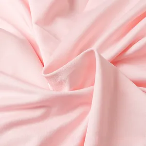 Gros plan sur le tissu en maille côtelée rose doux montrant la texture et les plis