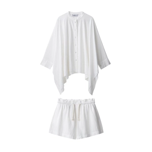 Dettaglio del set in lino bianco con orlo irregolare e pantaloncini con coulisse