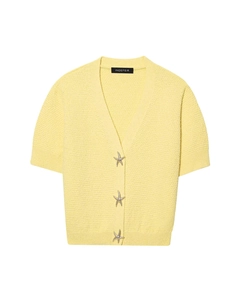 Détails du tissage gaufré jaune et des boutons décoratifs en forme d'étoile de mer