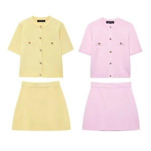 Ensembles en tricot jaune pâle et rose doux avec des boutons en métal doré