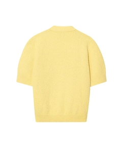 Vue arrière du haut en maille jaune clair avec texture gaufrée et bords côtelés