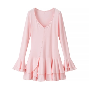 Robe en maille rose à manches longues avec col en V et ourlet à volants superposés