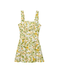 Détail de la robe en lin à fleurs jaunes avec décolleté carré et détails plissés