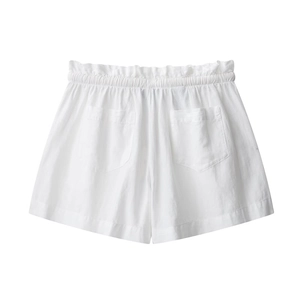 Dettaglio di pantaloncini in lino bianco a vita alta con elastico a volant e tasche