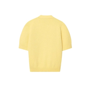 Robe en maille jaune clair à manches courtes avec boutons étoilés et texture côtelée