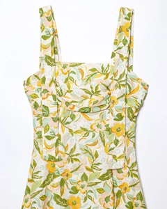 Détail de la robe fleurie en lin avec larges bretelles et décolleté plissé délicat