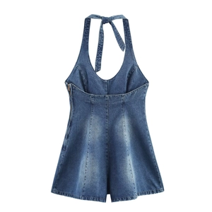 Detailansicht des Denim Halter-Einteilers mit tiefem V-Ausschnitt und blauer Waschung