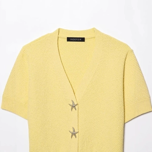Robe en tricot jaune pâle à manches courtes, col en V et boutons étoiles argentés