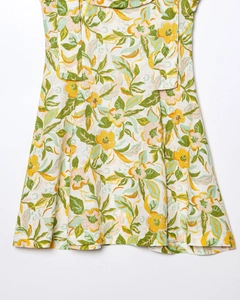 Détail d'une robe en mélange de lin avec imprimé floral jaune et texture naturelle