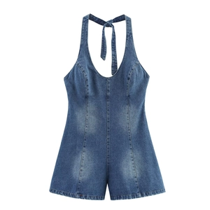Detail eines blauen gewaschenen Denim-Halter-Jumpsuits mit V-Ausschnitt und Längsnähten