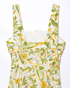 Détail d'une robe en lin mélangé à imprimé floral avec encolure carrée et larges bretelles