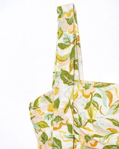 Détail d'une robe en lin mélangé avec imprimé floral, bretelles et tissu de haute qualité