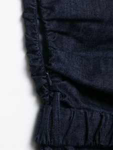 Detailansicht eines dunkelblauen Jeanskleids mit Taillenfalten und verdecktem Reißverschluss