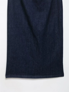 Nahaufnahme des dunkelblauen Jeanskleid-Saums mit hochwertigen Nähten und Köperstruktur