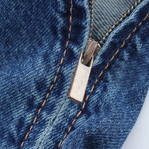 Dunkelblaues Halter-Jeanskleid aus dichtem Twill-Stoff mit bronzefarbenem Metallreißverschluss
