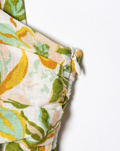 Détail de la fermeture éclair invisible sur une robe en lin à imprimé tropical